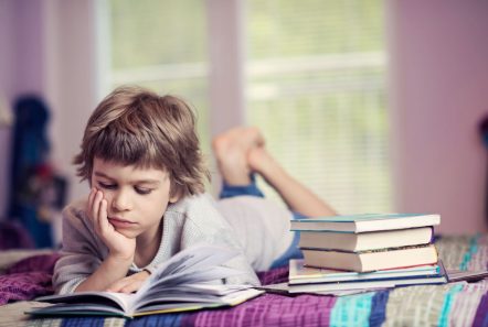 enfant qui lit 2